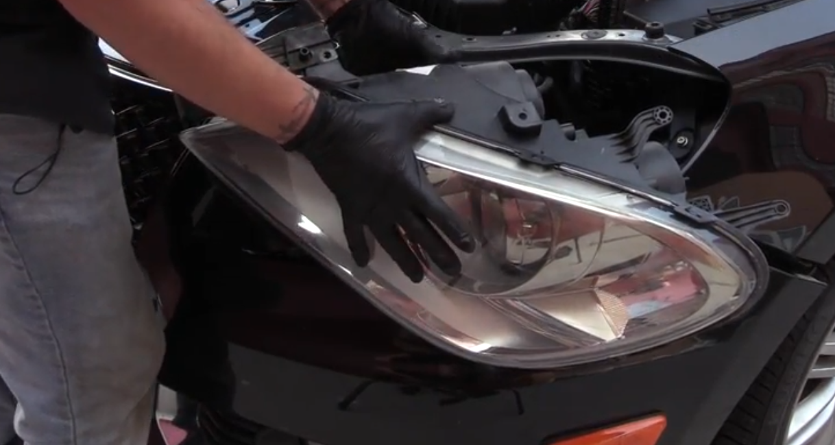How to replace a lightbulb on a Suzuki Kizashi Automotive News